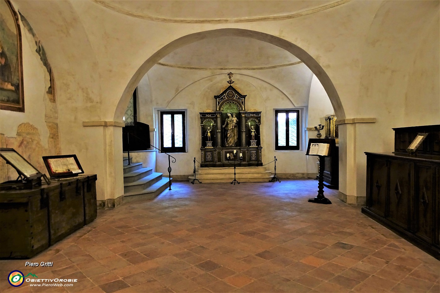 37 Particolare dell'ampio atrio tra chiesa superiore e chiesa-cripta inferiore.JPG